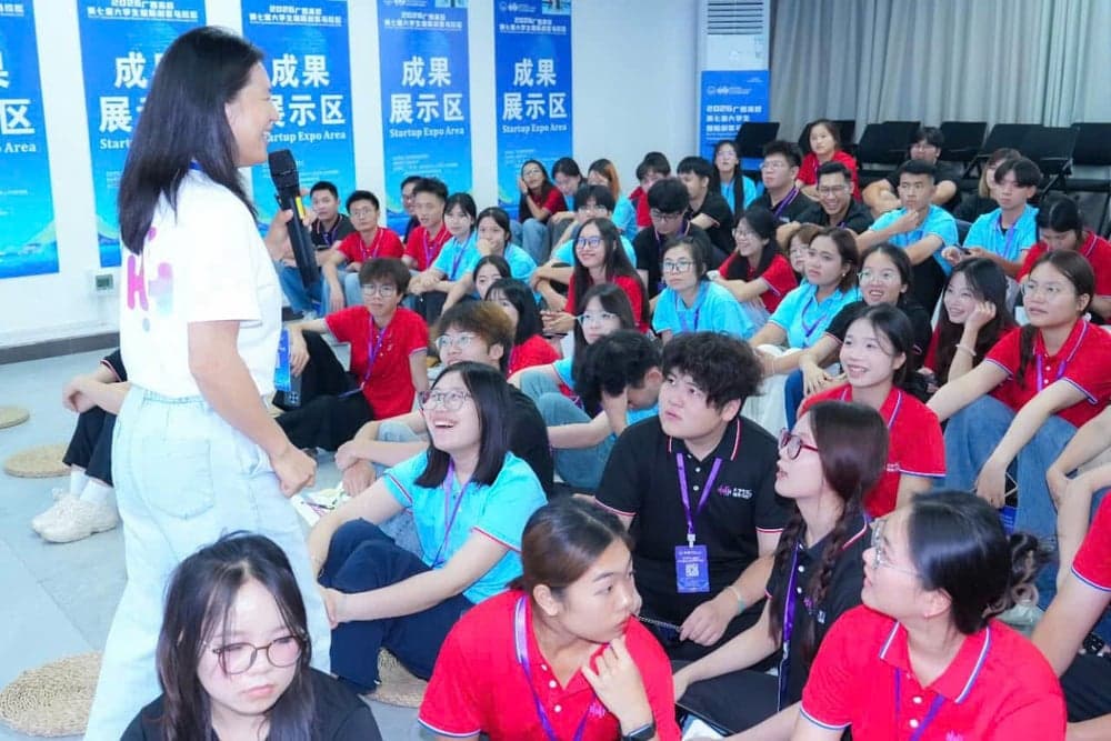 Học viên trao đổi trực tiếp trong một buổi sinh hoạt thực tế